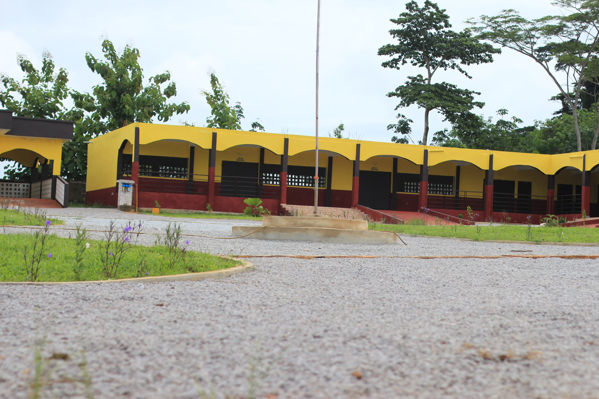Préau & cour — Complexe Scolaire La Providence de Don Orione, Bonoua